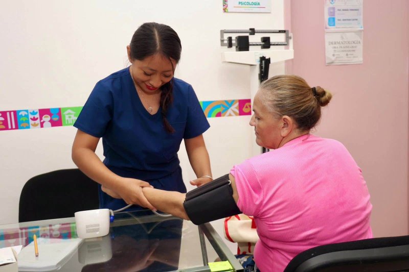 Isla Mujeres acerca especialistas médicos a las familias durante septiembre