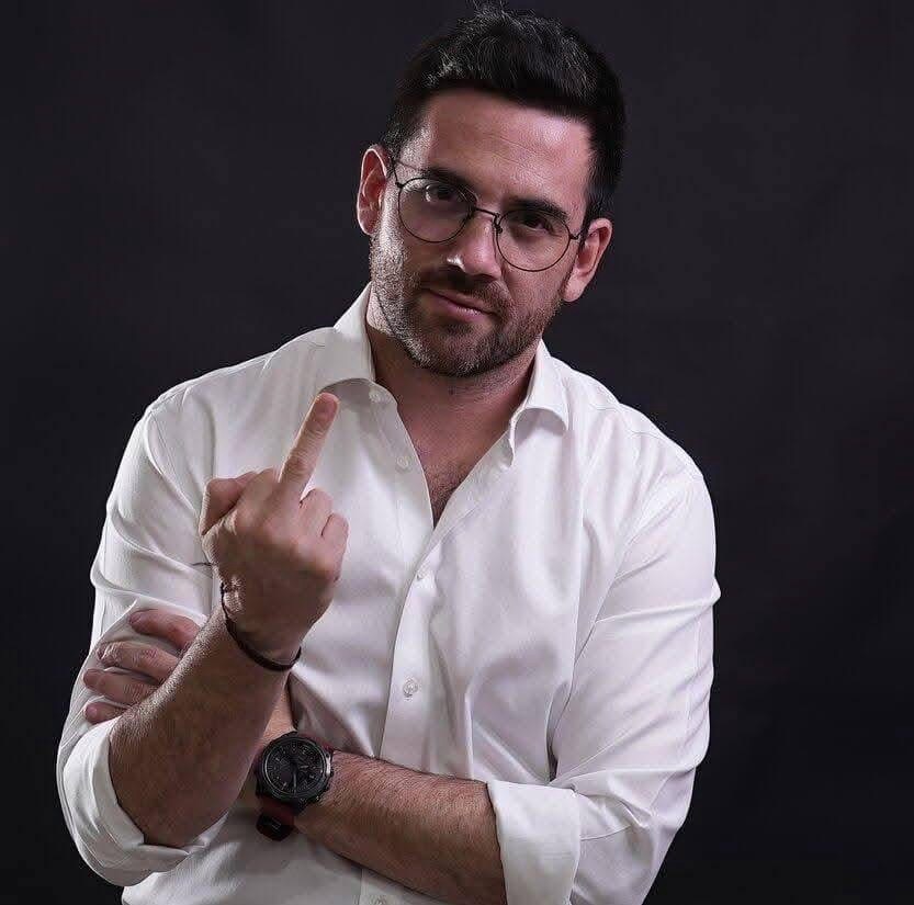 El dedo que rompió las reglas… y la paciencia ciudadana