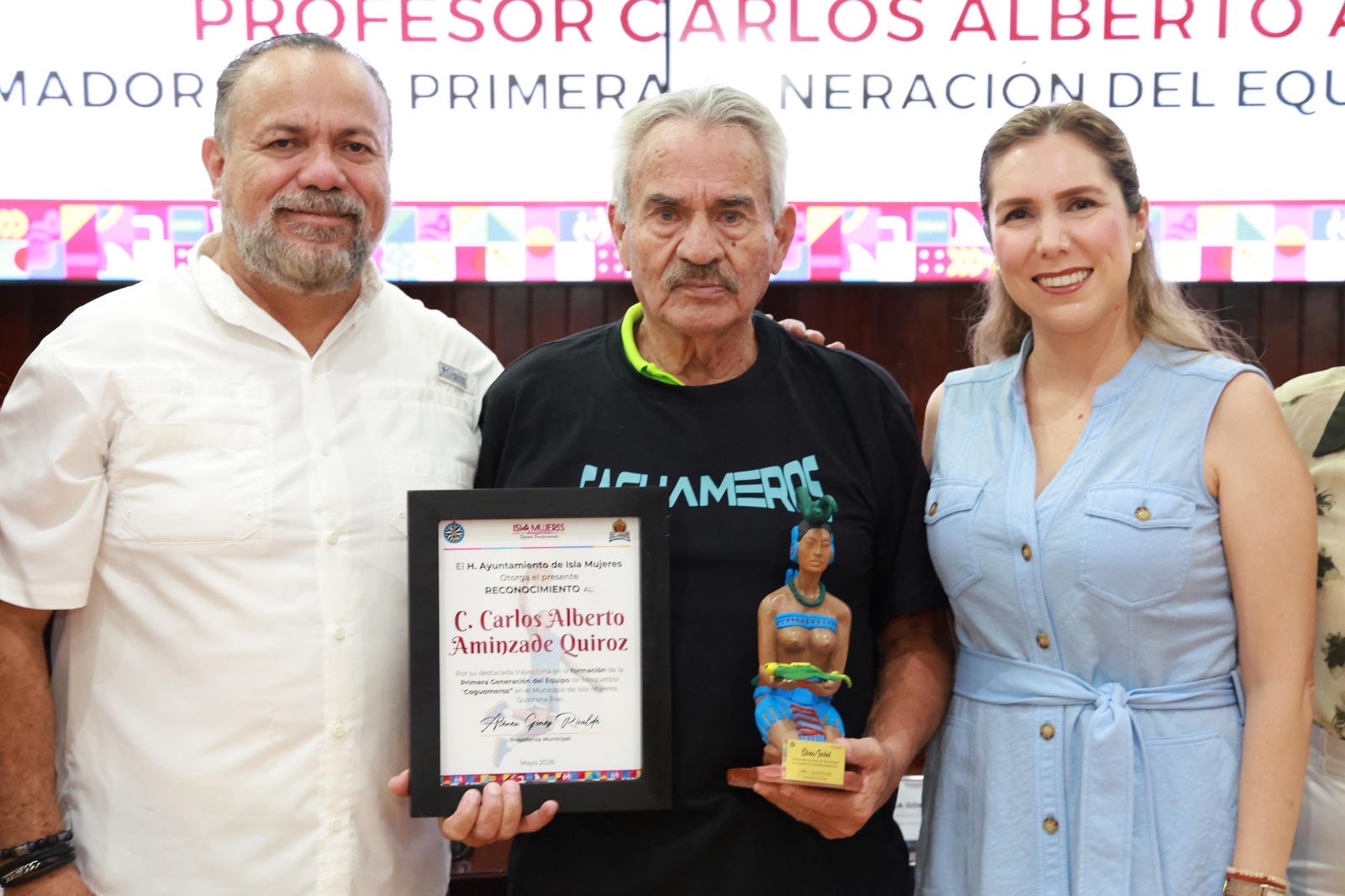 Entre aplausos, recuerdos y orgullo isleño, homenajean al primer entrenador del equipo de básquetbol “Caguameros”