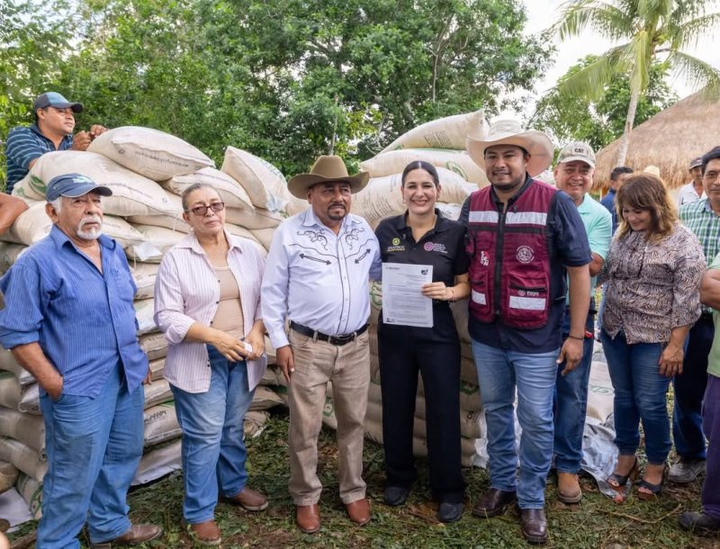 Estefanía Mercado entrega 9 toneladas de maíz a ganaderos de Playa del Carmen